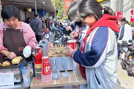 校园周边，如何管好流动摊贩？泉州市政协委员谢玉娓呼吁，设立专门的摆摊区域，引导摊贩集中经营图片