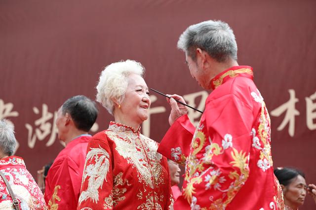 石阡：鸳鸯湖畔誓盟约 婚俗盛宴沐新风
