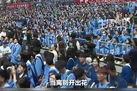 青岛大学2024年毕业典礼 合唱《离别开出花》意气风发 “放心飞 身后有等你的家”图片