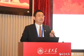 @山大学子 听说今冬雪后，李术才校长要带大家徒步藏龙涧图片