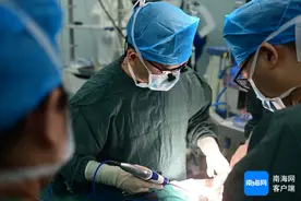 晓峰近距离丨实拍华西专家甲状腺腔镜手术“滴血不沾”图片