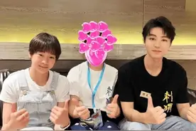 全红婵出席刺猬首映礼 首映礼过后与王俊凯一起合照留念图片