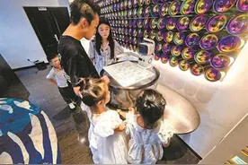 跟机器人下象棋、体验MR眼镜……厦门这些科技感满满的酒店，你体验过吗？图片