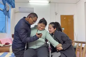 脑瘫女孩的婚礼主持人：我见证了他们的爱情，他们让我见识了爱情的力量图片