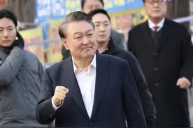 52天后，尹锡悦走出看守所：头发灰白，挥手握拳致意支持者图片