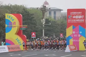 2万名跑者从天安门出发，北京半程马拉松今晨鸣枪起跑图片