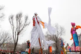 （新春走基层）青海高跷之乡闹社火 雪中高跷精彩上演图片