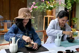 “洋学生”中国说｜国际茶日：古巴留学生“沉浸式”体验中国非遗茶艺图片