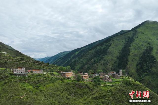 航拍青海果洛班玛红军沟风光