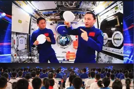 中国航天员在空间站梦天舱首次授课 离地四百公里 播下梦想种子图片