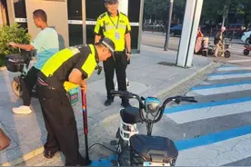 莘县：轮胎没气干着急 交警热心解难题图片