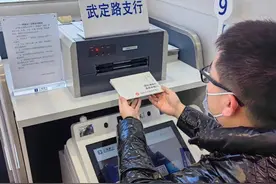 “一网通办”128件事，银行自助机“一机包办”图片