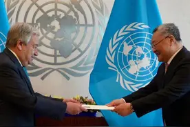 张军大使离任，傅聪履新中国常驻联合国代表，向联合国秘书长古特雷斯递交了全权证书图片
