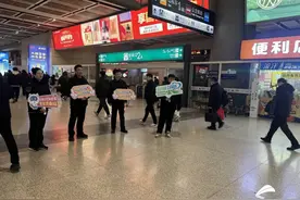 高铁不到站，公交不收车！春运期间济南公交人手持指示牌高铁出站口接引乘客图片