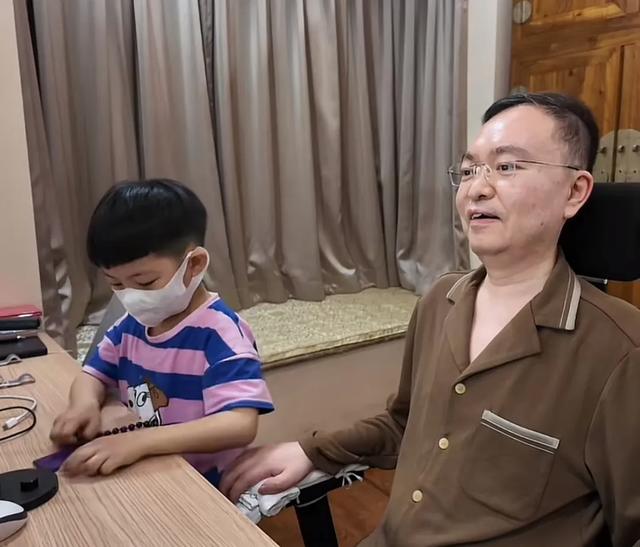 与渐冻症抗争6年，妻子透露蔡磊近况：他已完全丧失语言能力，仅能吃流食；蔡磊账号已4个月未更新