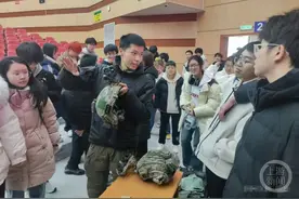 20岁大学生做战术装备获万元奖学金，曾受邀参观珠海航展图片
