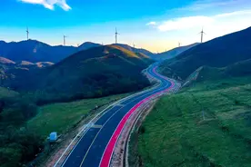 一条旅游公路串起致富故事图片