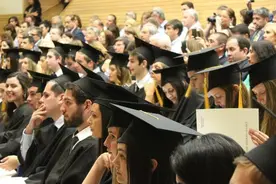 越来越多学生用AI学习，英国大学“严阵以待”图片