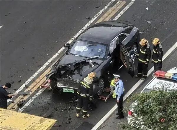 开劳斯莱斯出车祸后，陈震致歉：一切负面照单全收，全力配合解决问题中