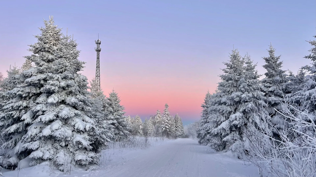 雪岭暮色，一场粉蓝交织的天际幻梦