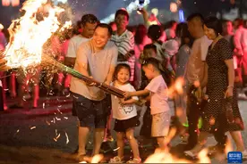 2024年凉山彝族火把节点燃夏日狂欢夜图片