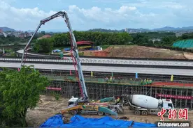 汕梅高速改扩建玉湖互通潭岭跨线桥首联连续梁成功浇筑图片