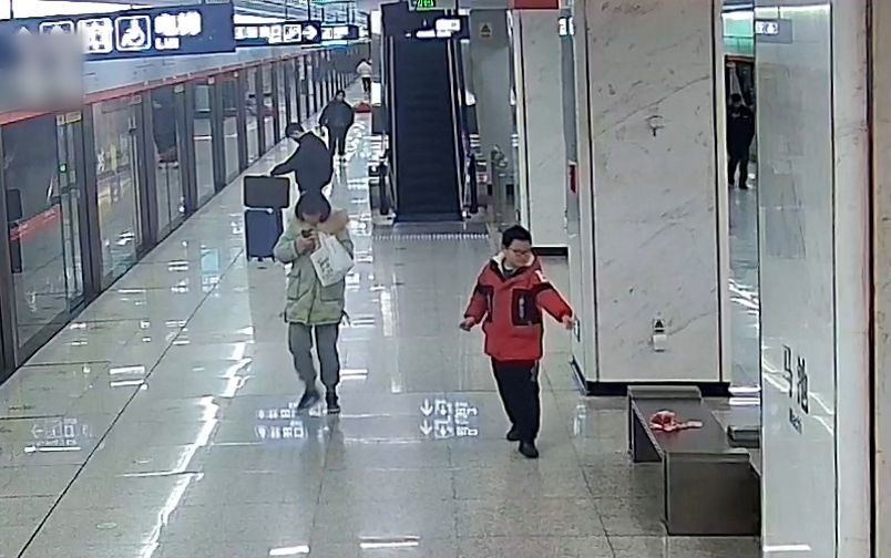 10岁男孩捡到9200元现金 武汉地铁送上今年首张“文明好乘客”纪念卡片