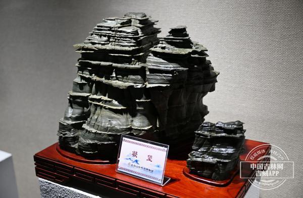 宝藏小站江源东站：向游客讲诉松花石的故事