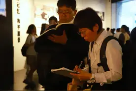 人手一本笔记本，日本青年来宁探访历史真相图片