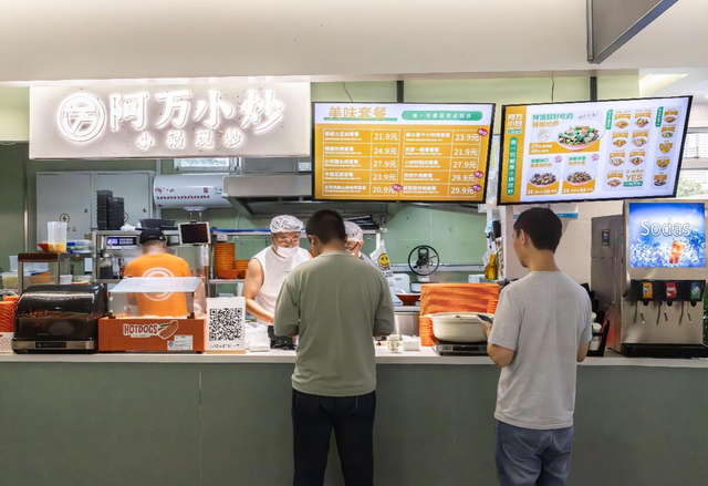 机器人炒菜新模式，科沃斯集团旗下添可食万星厨破解商家困局