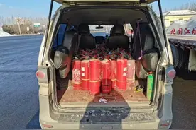 面包车载63只灭火器上高速 如此载货风险大图片