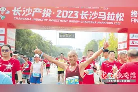 77岁，他奔跑在长马跑道上图片