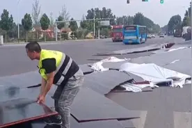 半挂车2000余件货物散落一地，一群热心人伸出援手视频封面
