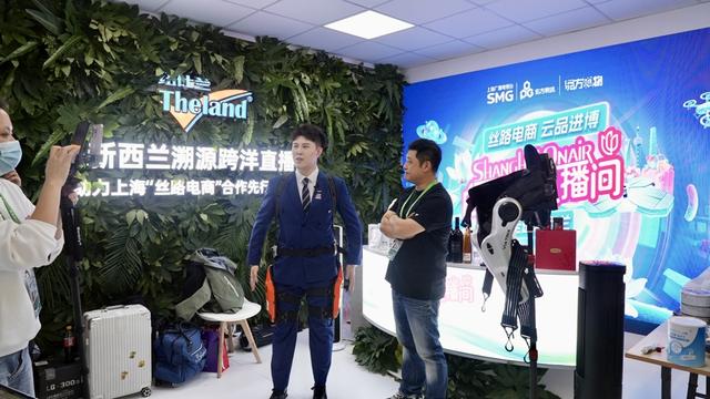 纽仕兰草饲Omega-3高蛋白牛奶白玉兰进博直播间全球首发，他飞过来代言