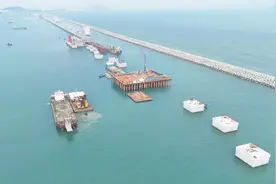 “冲击钻+旋挖钻”组合工艺助茂名港项目解决斜岩施工难题图片