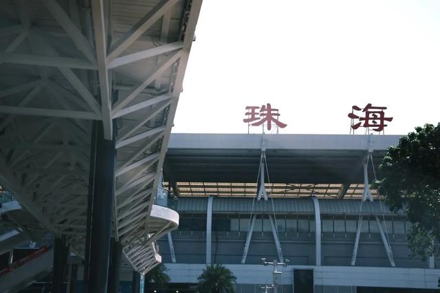 从高铁站步行几分钟，出境了！网友：原来如此丝滑