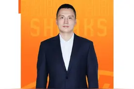 上海大鲨鱼再度换帅，卢伟出任代理主教练，李秋平任总教练图片