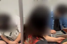 劝不住！有人闭目养生，有人拿出电脑办公....11号线的小板凳仍层出不穷！上海地铁回应→图片