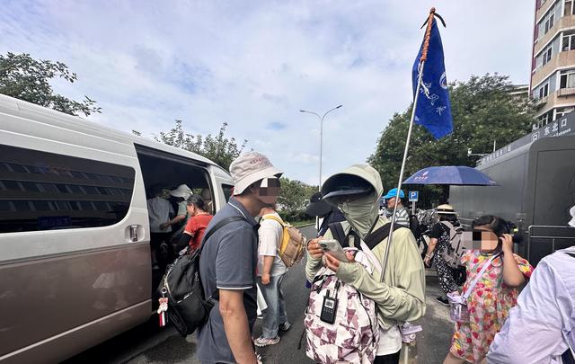 乱！公园设免费停车场，旅游大巴为何还占路停车上下客？
