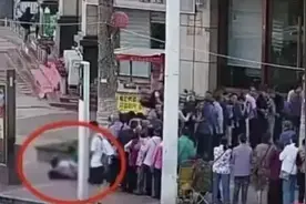 老人排队领鸡蛋，被挤倒身亡！判了图片