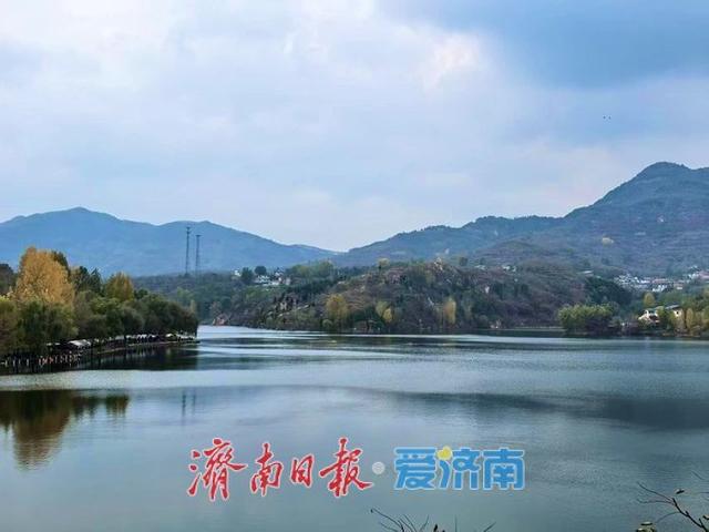 一年四季 泉在济南丨碧水映丹枫，黄巢水库秋意浓
