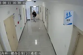 两个年轻人捡到一个塑料袋后……这一幕被监控视频拍下！图片