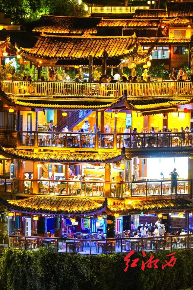 芙蓉镇，凭什么全球出圈？