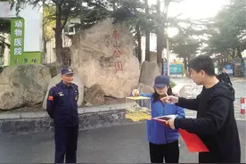 花鸟市场商户饲养红胁绣眼鸟 执法人员：系国家二级保护动物，没收移交救助站图片