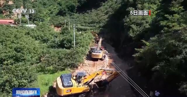 河北兴隆：受灾路段接连损毁 救援人员持续抢通