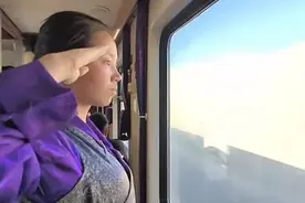 火车坐到一半，藏族姑娘突然起身向窗外敬礼图片