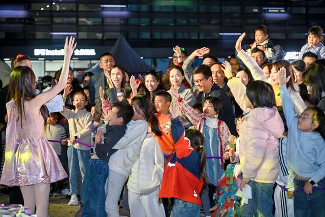 “烟花”、市集、音乐会…松山湖悠兰里周年庆点燃这个冬日！