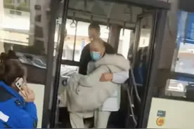 公交车变“救护车” 司机和医务人员接力上演“暖心救援”丨看见正能量图片