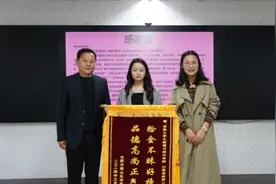 安徽大学学生雨中拾金不昧获表彰图片