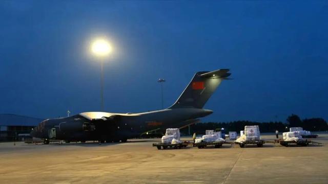 中国空军派出两架运-20飞往阿富汗